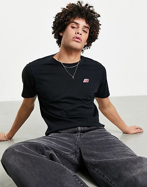 New Balance – Schwarzes T-Shirt mit kleinem Logo günstig online kaufen