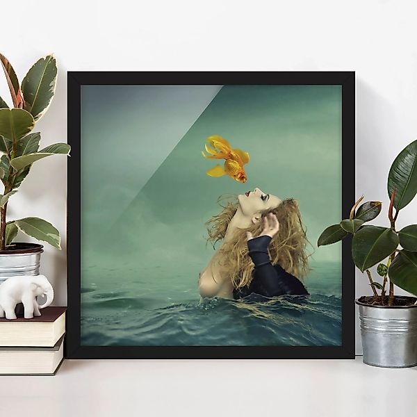 Bild mit Rahmen Portrait - Quadrat Kuss eines Goldfisches günstig online kaufen