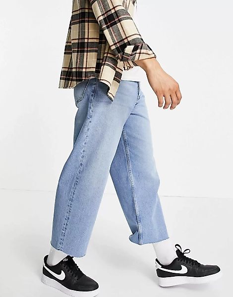 ASOS DESIGN – Weite Jeans mit kurzem Schnitt, mittlerer Waschung und offenk günstig online kaufen