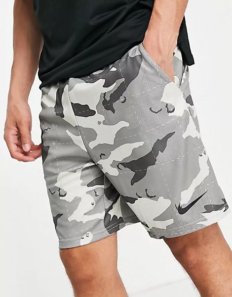 Nike Training – Shorts in Grau mit durchgehendem Military-Muster günstig online kaufen