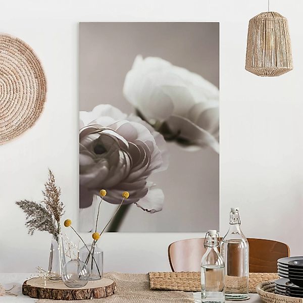 Leinwandbild Dunkle Blüte im Fokus günstig online kaufen