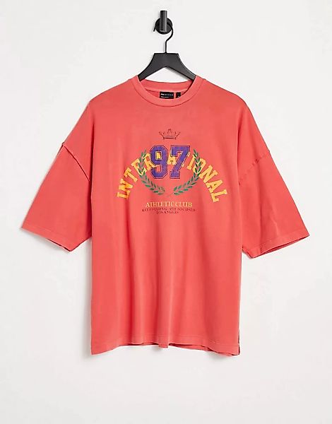ASOS DESIGN – Oversize-T-Shirt in verwaschenem Rot mit Collegeprint günstig online kaufen