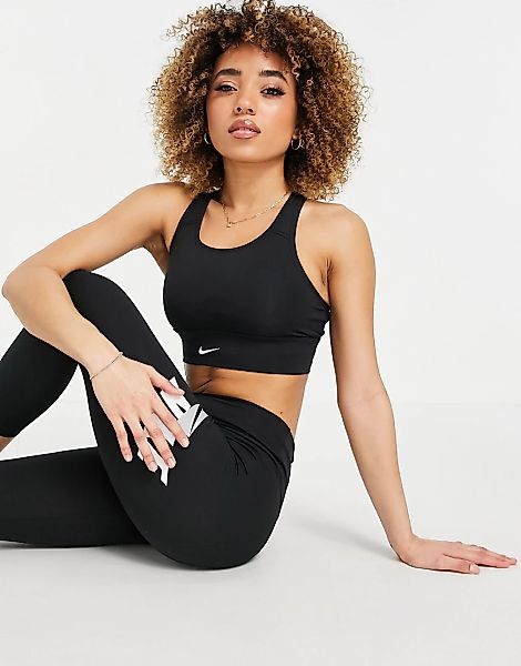 Nike Training – Länger geschnittener Sport-BH in Schwarz mit mittlerer Stüt günstig online kaufen