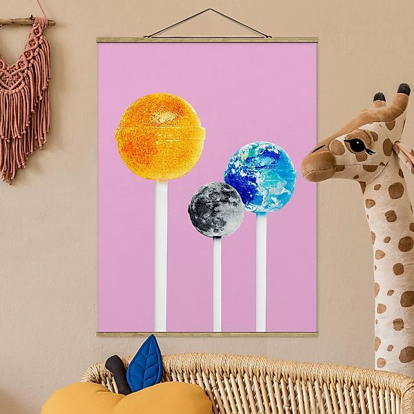 Stoffbild Küche mit Posterleisten - Hochformat Lollipops mit Planeten günstig online kaufen