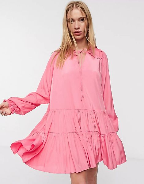 Glamorous – Mini-Hängerkleid mit gerüschtem Kragen und Stufenrock-Rosa günstig online kaufen