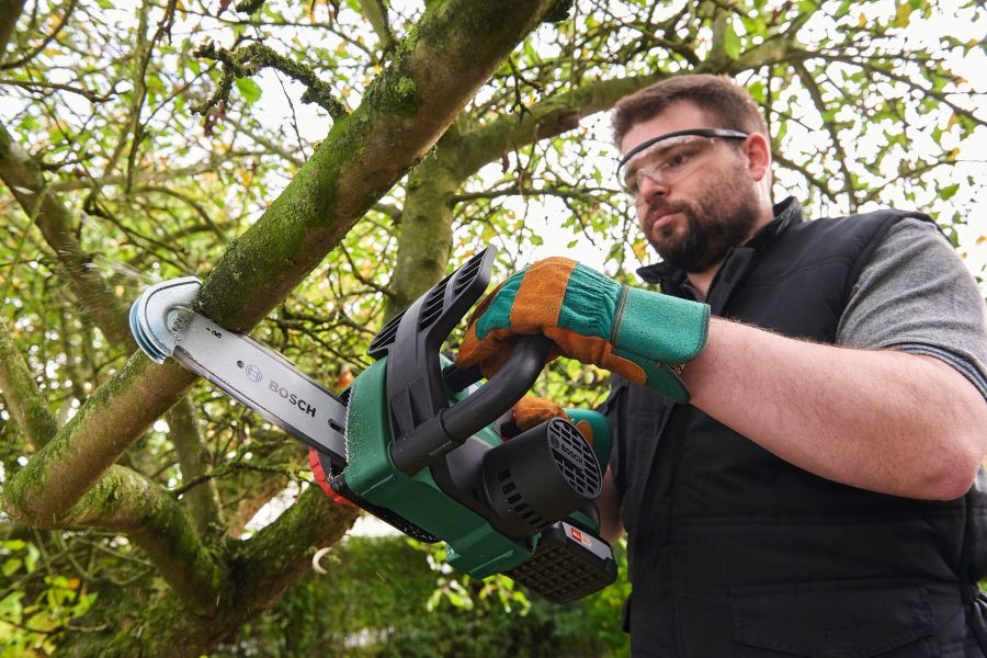 Bosch Akku-Kettensäge UniversalChain 18 Solo günstig online kaufen