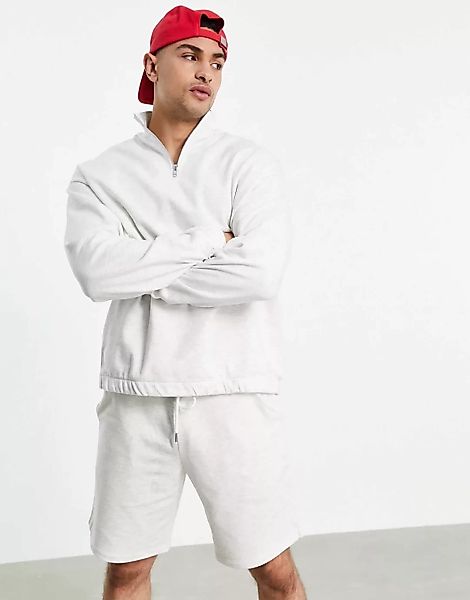 ASOS DESIGN – Trainingsanzug in Kalkweiß mit Oversize-Sweatshirt mit kurzem günstig online kaufen