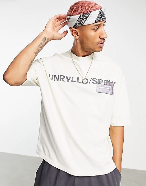 ASOS – Unrvlld Spply – Oversize-T-Shirt in Beige aus schwerem Jersey mit Br günstig online kaufen
