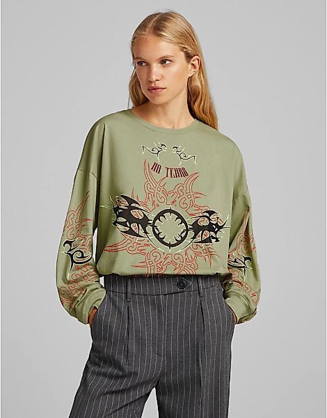Bershka – Langärmliges Shirt in Khaki mit Grafikprint-Grün günstig online kaufen