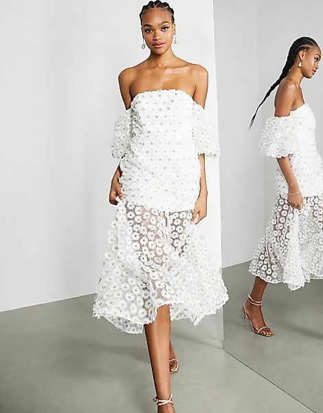 ASOS EDITION – Schulterfreies Kleid in Weiß mit aufgestickten Gänseblümchen günstig online kaufen