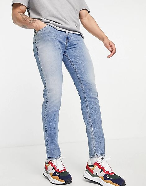 ASOS DESIGN – Eng geschnittene Jeans in mittlerer „Less Thirsty“-Waschung-B günstig online kaufen