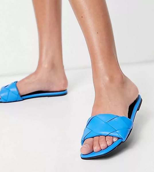 ASOS DESIGN Wide Fit – Forty – Flache, geflochtene Sandalen in Blau günstig online kaufen