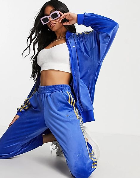adidas Originals – Lockere Trainingsjacke aus Velours in Blau mit den drei günstig online kaufen