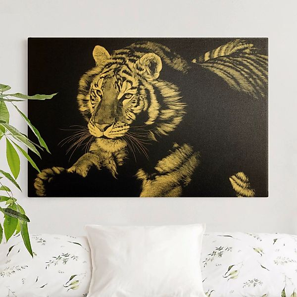 Leinwandbild Gold Tiger im Sonnenlicht vor Schwarz günstig online kaufen