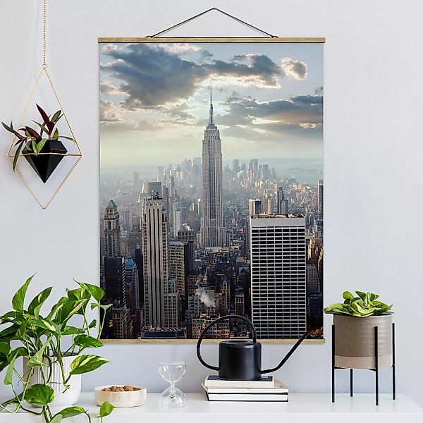 Stoffbild Architektur mit Posterleisten - Hochformat Sonnenaufgang in New Y günstig online kaufen