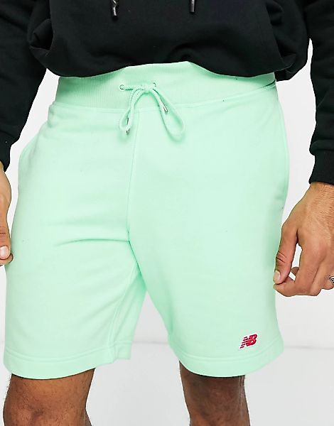 New Balance – Shorts in Minzgrün mit kleinem Logo günstig online kaufen