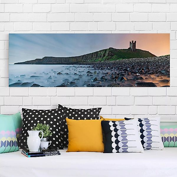 Leinwandbild - Panorama Sonnenaufgang mit Nebel bei Dunstanburgh Castle günstig online kaufen