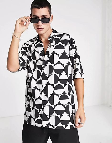 Bershka – Oversize-Hemd mit geometrischem Print in Schwarz und Weiß günstig online kaufen