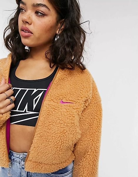 Nike – Kurz geschnittene Fleece-Jacke aus Teddyfell in Hellbraun-Neutral günstig online kaufen