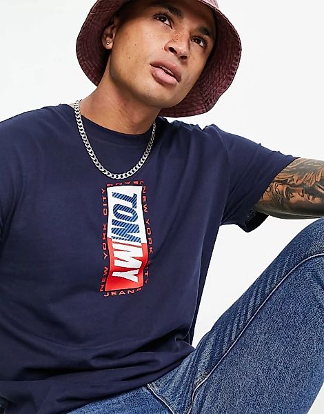 Tommy Jeans – T-Shirt in Marineblau mit vertikalem Logo günstig online kaufen