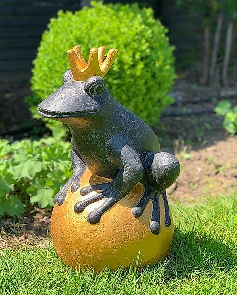 Gartenfigur Froschkönig Groß XXL Figur Frosch Goldene Kugel Guss-Stein 50cm günstig online kaufen