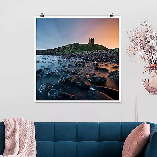 Poster - Quadrat Sonnenaufgang mit Nebel bei Dunstanburgh Castle günstig online kaufen