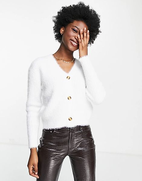 New Look – Flauschige Strickjacke in Weiß günstig online kaufen