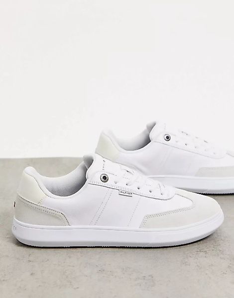 Tommy Hilfiger – Wildleder-Sneaker in Weiß mit Logo und Cupsohle aus Materi günstig online kaufen