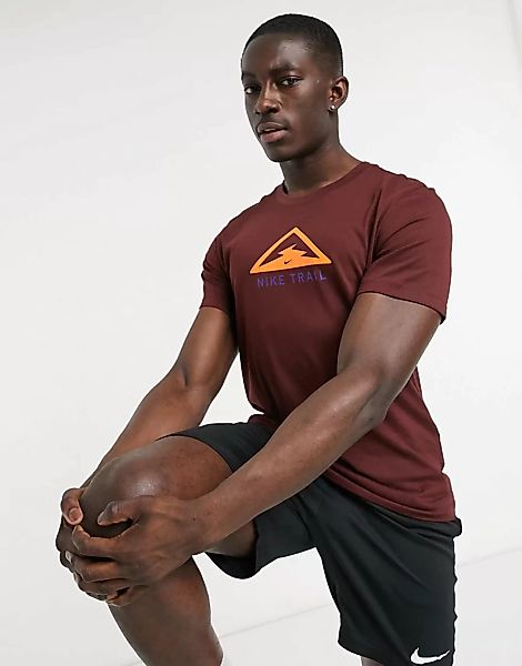 Nike Running – Trail – T-Shirt in Braun mit großem Logo-Schwarz günstig online kaufen