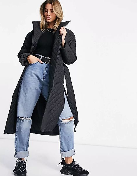 NA-KD – Gesteppte, lang geschnittene Jacke mit Gürtel in Schwarz günstig online kaufen
