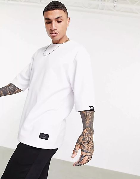 adidas – T-Shirt in Weiß mit Aufnäher im Utility-Design günstig online kaufen