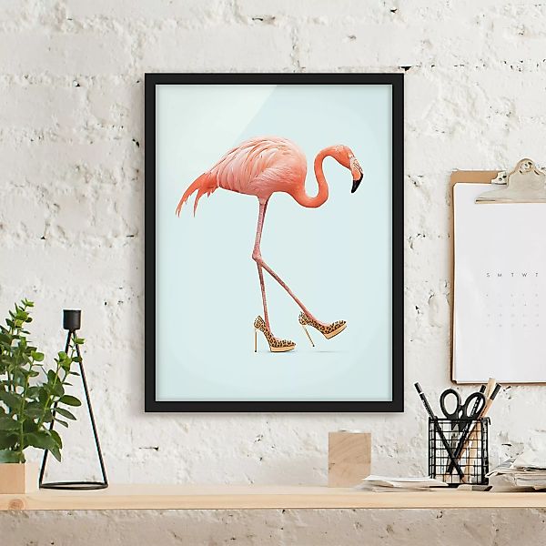 Bild mit Rahmen Tiere - Hochformat Flamingo mit High Heels günstig online kaufen