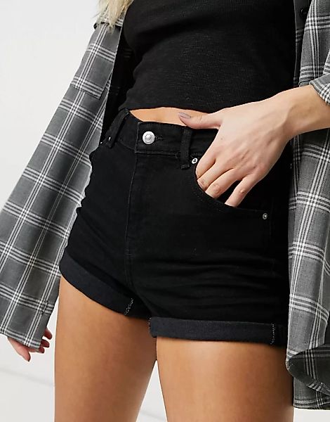 Bershka – Jeans-Shorts aus Bio-Baumwolle mit Umschlag in Schwarz günstig online kaufen
