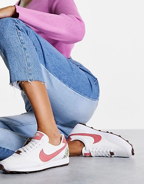 Nike – Daybreak Move to Zero – Sneaker in Weiß und Burgunderrot mit Blumens günstig online kaufen