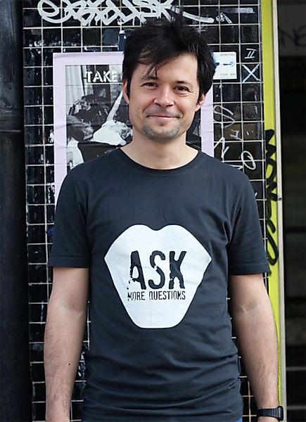 Ask More Questions - Männer T-shirt günstig online kaufen