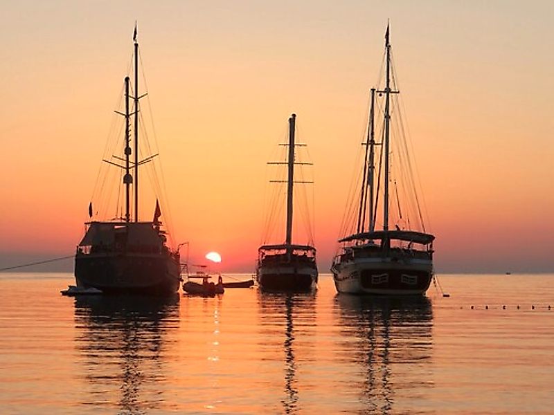 Papermoon Fototapete »SCHIFFE-SONNENAUFGANG WALD WALD MEER STRAND BOOTE SEE günstig online kaufen