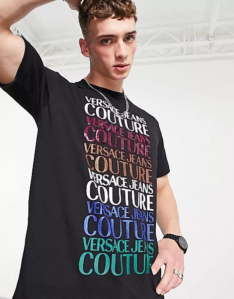 Versace Jeans – Couture – T-Shirt in Schwarz mit sich wiederholendem Logo günstig online kaufen