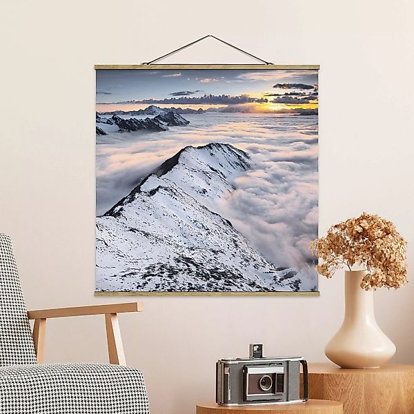 Stoffbild Berge mit Posterleisten - Quadrat Blick über Wolken und Berge günstig online kaufen