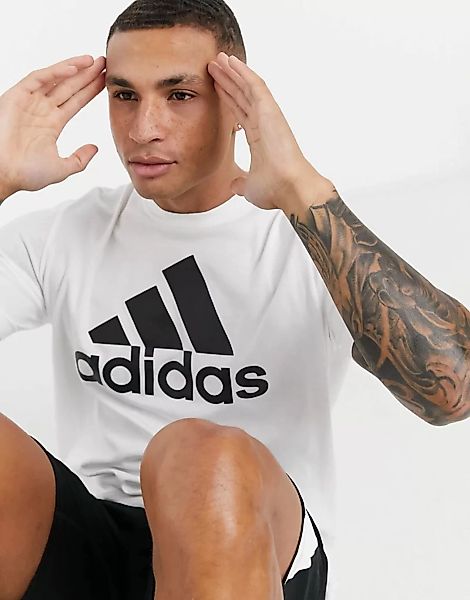 adidas – T-Shirt in Weiß mit großem Logo günstig online kaufen