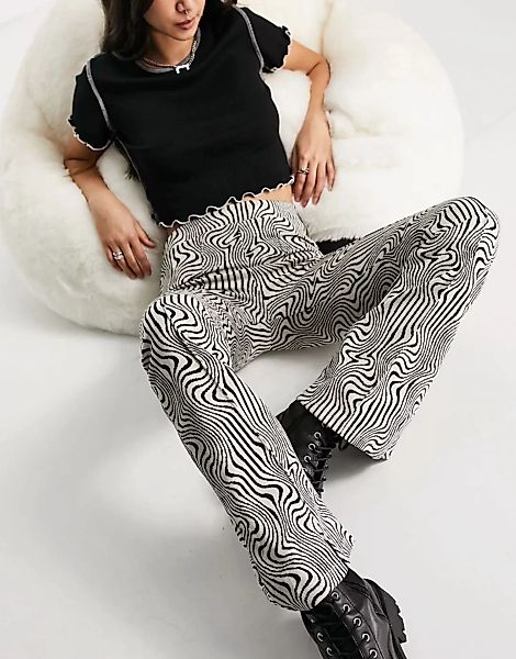 Bershka – Schlaghose in Schwarz-Weiß mit Wirbelmuster-Mehrfarbig günstig online kaufen