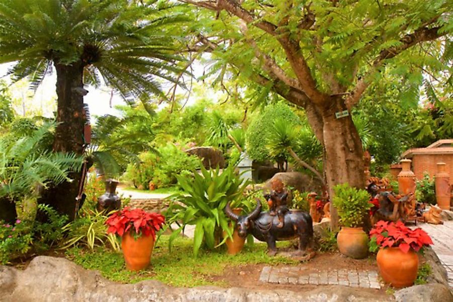 Papermoon Fototapete »GARTEN-KERAMIK STATUEN VIETNAM PARK CHAMTÜRME BLUMEN« günstig online kaufen