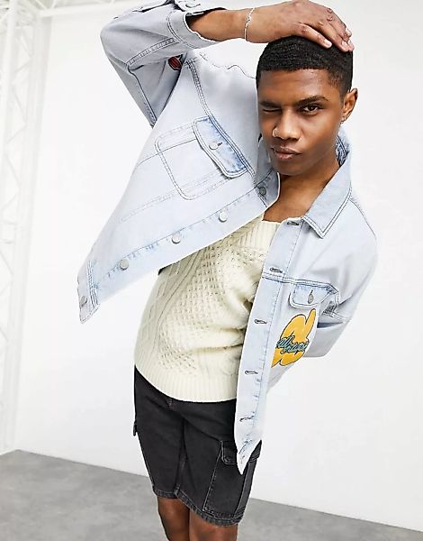 ASOS DESIGN – Oversize-Jeansjacke mit Abzeichen in hellblauer Waschung günstig online kaufen