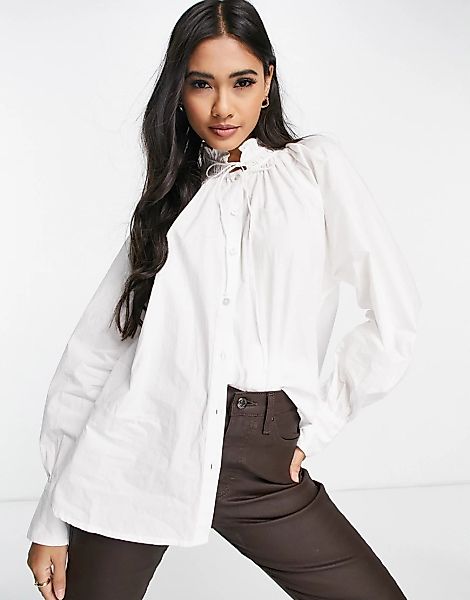 Vero Moda – Aware – Hochgeschlossenes Hemd aus Bio-Baumwolle in Weiß mit Bi günstig online kaufen