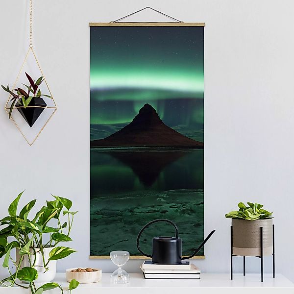 Stoffbild Berge mit Posterleisten - Hochformat Polarlicht in Island günstig online kaufen