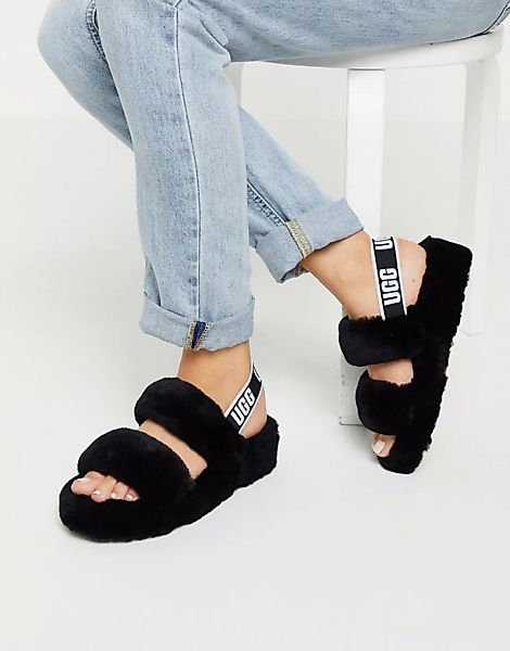UGG – Oh Yeah – Schwarze Sandalen mit zwei Riemen und Logo günstig online kaufen