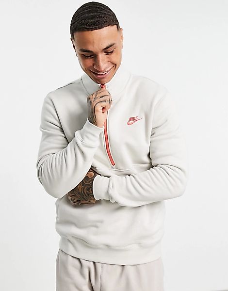 Nike Club – Fleece-Sweatshirt in Stein mit halbem Reißverschluss-Neutral günstig online kaufen