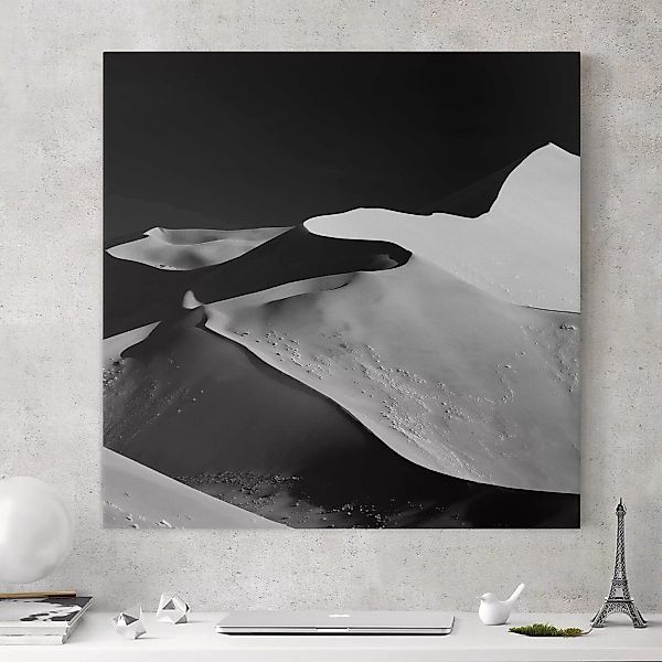 Leinwandbild Schwarz-Weiß - Quadrat Wüste - Abstrakte Dünen günstig online kaufen