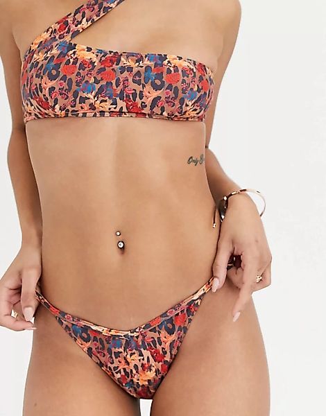 Playful Promises – Enge Tanga-Bikinihose mit hohem Beinausschnitt und Blume günstig online kaufen