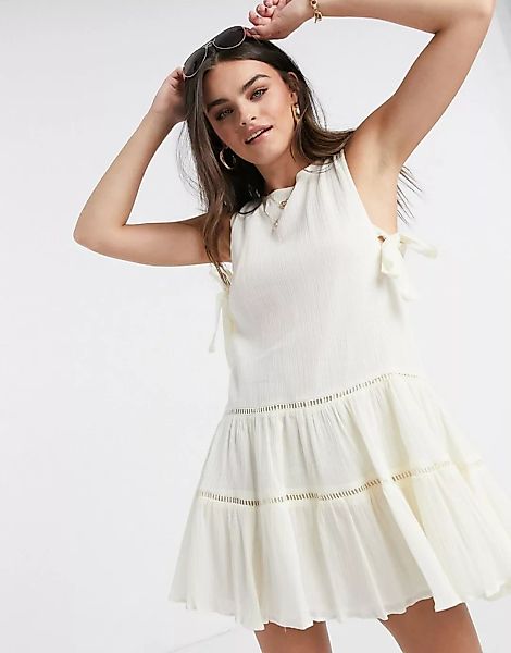 ASOS DESIGN – Gestuftes Mini-Sommerkleid mit Rückenausschnitt-Weiß günstig online kaufen