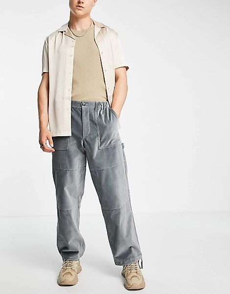 ASOS DESIGN – Weit geschnittene Hose in Samt-Optik in Grau günstig online kaufen